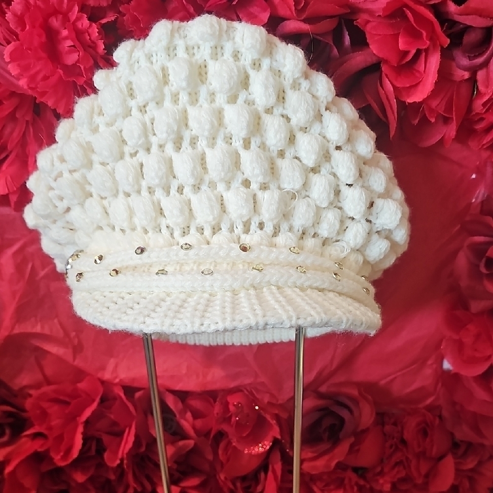 NWOT Elegant Off White Knit 100% Acrylic Women's Winter Hat